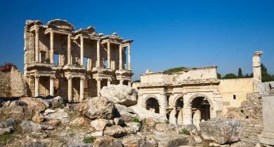 GIORNO 4 ISTANBUL / IZMIR (1 h di volo) EFESO KUSADASI (1,30 h soste escluse) Dopo colazione trasferimento in aeroporto e volo interno per Izmir.