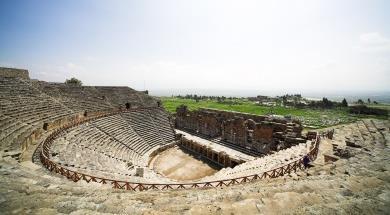 Visiteremo l Odeon, la Porta di Eracle, il Tempio di Adriano, la Biblioteca di Celso, il porto e l'agorà, il teatro antico e la Casa d Amore. Arrivo alla vicina Kusadasi e tempo libero.