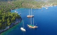 baia. Per coloro che volessero sperimentare la vita locale, sarà possibile visitare il villaggio Yalıciftlik. Ultima tratta di barca sino al porto di Bodrum, per la cena e il pernottamento.