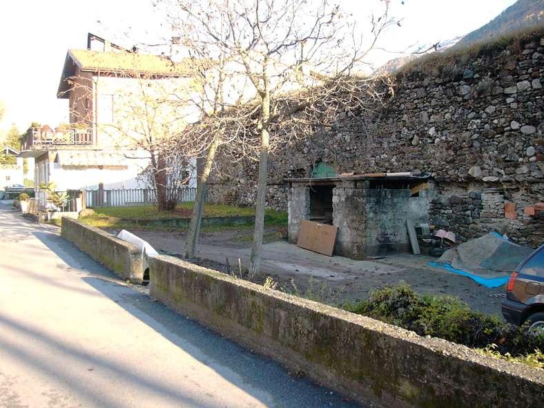 La struttura si appoggia sulle antiche mura di Tirano. Lotto libero pertinenziale: 1137. E prevista la demolizione.