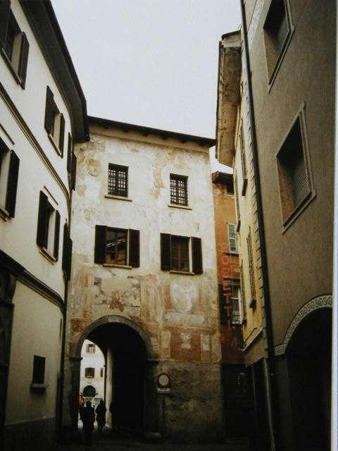 49/99 La porta Porta Poschiavina è quella meglio conservata nella cinta muraria del borgo.