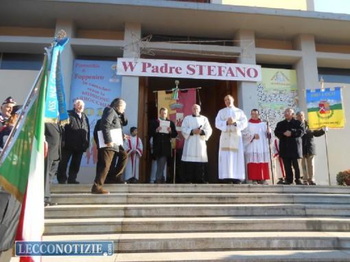 1 CALOLZIO- Grande clima di festa a Foppenico, frazione di Calolzio, nella mattinata di domenica 20 dicembre, in cui la comunità si è riunita intorno a Don Stefano Lozza, ordinato sacerdote lo