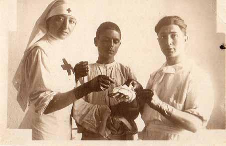 La fotografia, risalente al settembre del 1917, riprende Aldo Giulio Cesari durante una medicazione all ospedale da