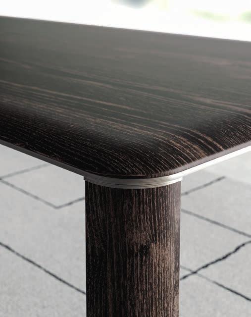 Aluminium legs give continuity with the worktop thanks to the external wood decorations.