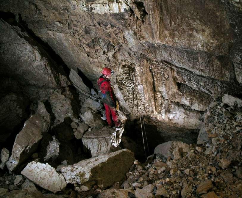 Reportage - Monti Aurunci su ambienti verticali che negli ultimi 130 metri assumono dimensioni considerevoli, per chiudere poi su una piccola condotta allagata alla base dell ultimo pozzo da 51 metri.
