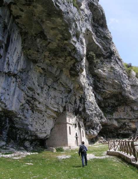 prevalentemente verticale ed è stata scoperta scavando nel nulla tra pietre e terra nella faggeta: la grotta è situata nel versante nord-ovest del Monte Petrella. (Foto Paolo Dalmiglio).
