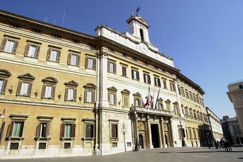 Il Parlamento CAMERA DEI DEPUTATI Composta da 630 deputati Elettorato attivo: 18 anni Elettorato passivo: 25 anni SENATO DELLA REPUBBLICA Composto da 315 senatori Elettorato attivo: 25 anni