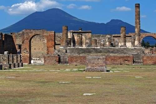 Il tempio di Giove è un tempio di epoca romana, sepolto durante l eruzione del Vesuvio del 79. Fu costruito intorno al 250 a.c. e divenne ben presto la principale struttura sacra di Pompei.