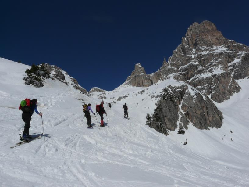 Calzate le ciaspole si prosegue lungo la piccola e tranquilla valle, attraverso distese di mughi, fino al Rifugio Fondovalle/Talschlusshütte (1526 m), dominato da uno straordinario anfiteatro di