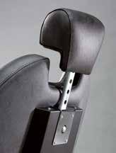 A richiesta sono disponibili i braccioli in legno massello. Barber chair, complete with adjustable headrest and reclining backrest with gas pump.