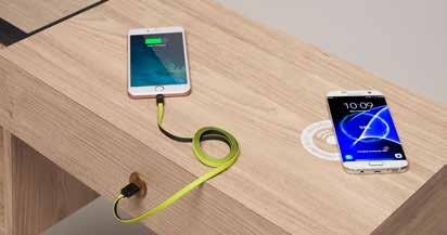 Il piano in legno racchiude un innovativo modulo a scomparsa per la ricarica USB&Wireless adatto a qualsiasi smartphone.