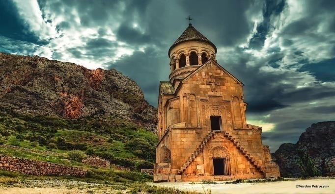 Da qui proseguiremo verso il villagio di Areni, dove è stata scoperta la cantina più antica di sempre (risalente a 6000 anni fa).