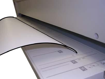 Als het papier ver genoeg is ingevoerd plaatst het apparaat het papier automatisch in de juiste positie.