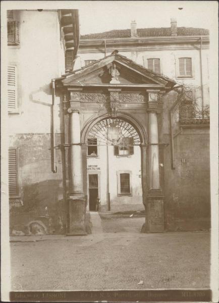 Milano - Piazza S. Ambrogio 1 - Ospedale militare giã convento dei Cistercensi - Portale di ingresso Non identificato Link risorsa: http://www.