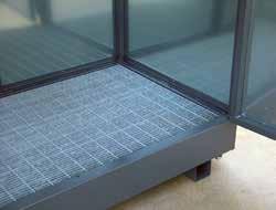 Bacino di contenimento con pavimentazione in grigliato zincato pedonabile, tettoia di protezione, chiusure laterali con