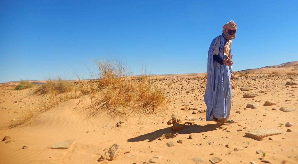 UNA STORIA DA RACCONTARE Nel cuore del deserto del Sahara un uomo ha dedicato la sua esistenza a raccogliere reperti e testimonianze di