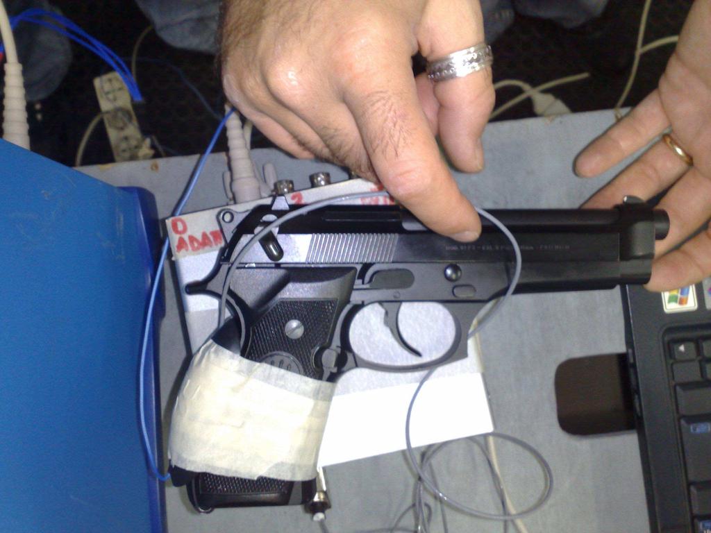 MATERIALI La positolo di questo studio è l arma di ordinanza delle forze NATO : la Beretta 92 FS. Il calibro è il 9 x 19 NATO; il caricatore contiene 15 colpi, l arma scarica pesa 975 g.