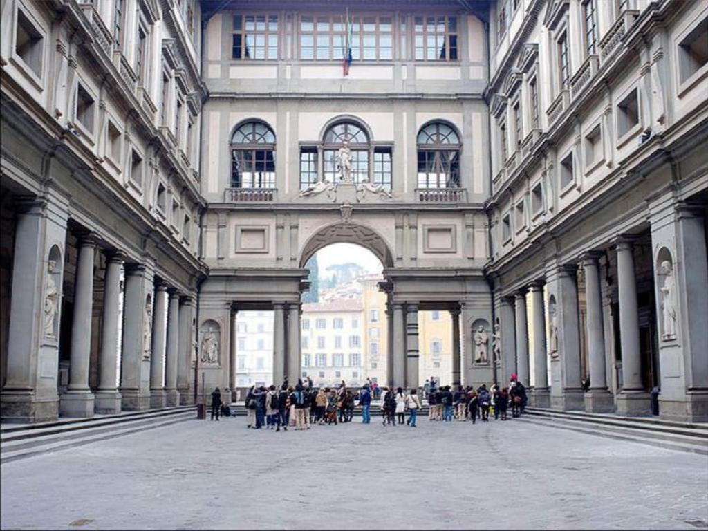 7. La Galleria degli Uffizi Le Gallerie degli Uffizi comprendono 3 complessi museali: 1. Il Palazzo Pitti; 2. Gli Uffizi; 3. Il Giardino di Boboli.