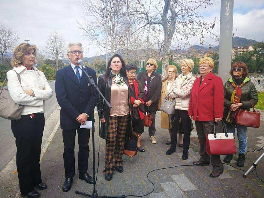 Cronache Salerno: una strada cittadina intitolata a Corinna Bottiglieri 22 marzo 2017 1 Si è svolta in mattinata la cerimonia di intitolazione di via Corinna Bottiglieri (nel tratto di strada