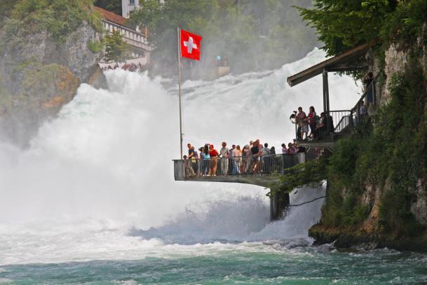 Le Cascate del Reno sono tra le più grandi cascate d Europa, con una larghezza di 150 metri e un altezza di 23. Si trovano nel nord della Svizzera, a pochi km dal confine con la Germania.