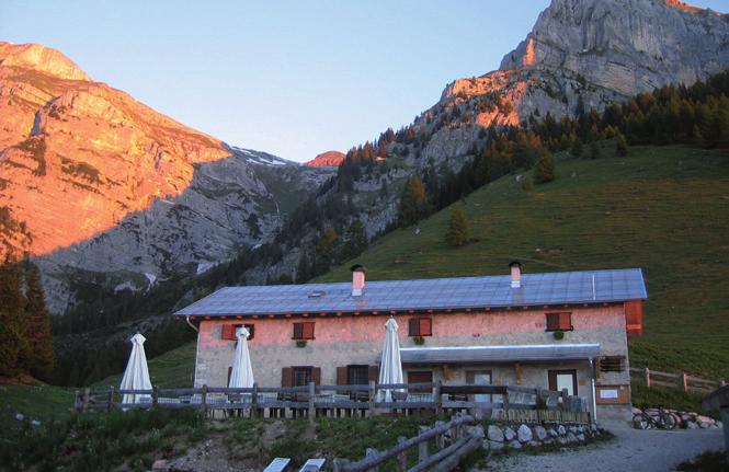 Stanze: 12 posti letto Attività: fattoria didattica con galline, asini, maiali, pony, capre In auto: 5 minuti in auto dal centro di Tuenno A piedi: 20 minuti da loc.