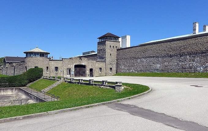 Mauthausen (Austria) Il campo fu attivato nel 1938 e qualificato di III categoria, cioè di massimo rigore. Vi furono rinchiusi 200.000 prigionieri di numerosi Paesi europei e del mondo.