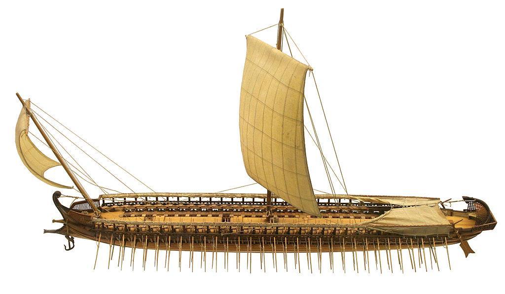 Le triremi greche erano barche utilizzate nei combattimenti navali.