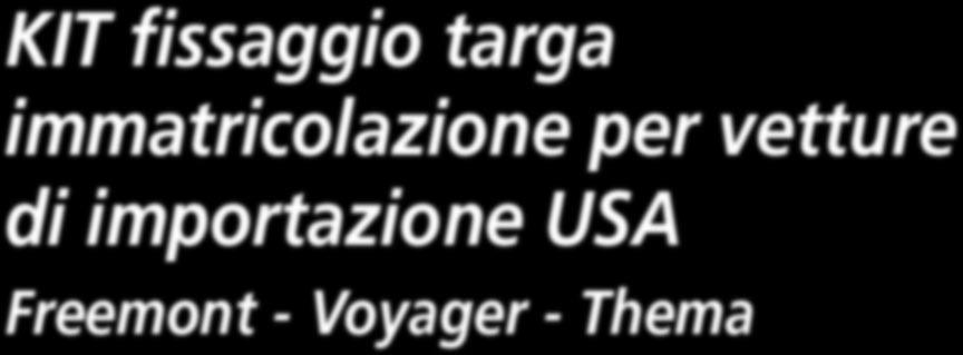 Operazione n 3 Lasciato libero il portatarga, trattenuto ormai dai perni in rilievo, inserire i due bottoncini di fissaggio nelle apposite asole (come indicato in figura).