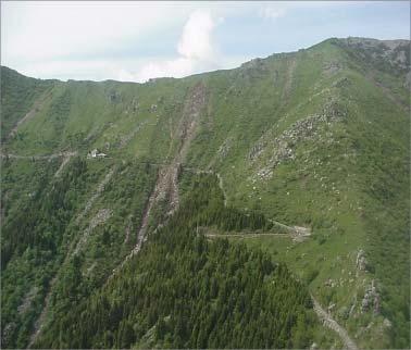 Fig.28. Comune di San Paolo Cervo, presso ristoro Rosazza. Vista aerea delle frane per fluidificazione della coltre detritica che hanno interrotto la strada per la galleria di Rosazza.