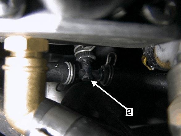 Fissare la centralina con staffa appositamente sagomata al supporto batteria stesso.