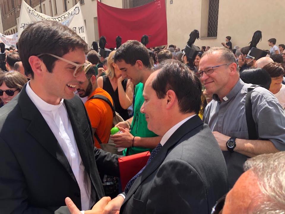 Duomo 4 Con il sindaco Rusconi Ma la bellezza della missione prosegue Alessandro ha bussato prima nel mio cuore, in modo particolare grazie all impegno nel centro missionario di Valmadrera, fino ad