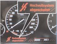 La corretta disattivazione del sistema alto voltaggio è visualizzato a quadro OFF sullo Strumento Combinato con l indicazione Hochvoltsystem