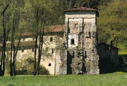 Pagina 10 Cristo, si sviluppano nell abside centrale della piccola struttura a tricora arricchita da un pavimento a tarsie