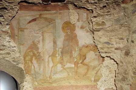 L edificio, probabilmente di origine funeraria, ha impianto basilicale a tre navate, con presbiterio diviso in tre parti, coperto