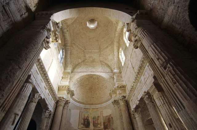 Il presbiterio, dettaglio del lato sinistro La progettualità nella ricomposizione degli spolia accomuna gli straordinari marmorai del San Salvatore di Spoleto con quelli del Tempietto