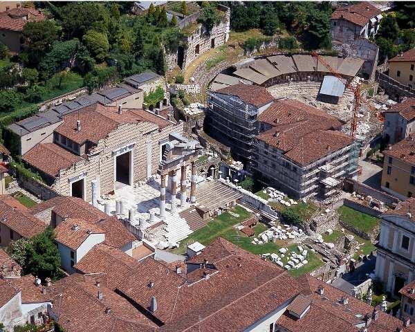 L apparato ornamentale con stucchi e affreschi integrati fra loro è, con quello del Tempietto di Cividale, uno dei più ricchi e meglio conservati dell Alto Medioevo.