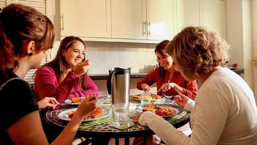 SISTEMAZIONE sistemazione presso famiglie selezionate o in residenza pensione completa con colazione e cena in residenza o in famiglia.