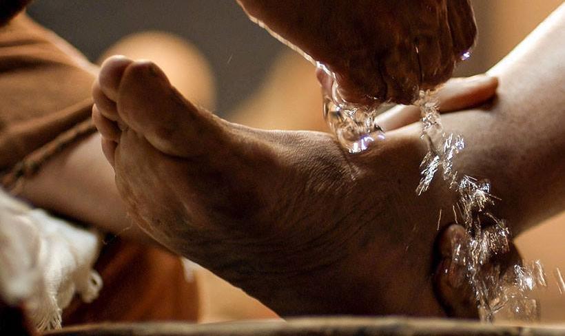 Se dunque io, il Signore e il Maestro, ho lavato i piedi a