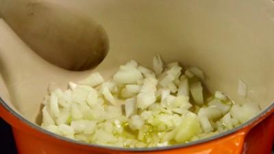 Trasferite le rondelle di zucchine nella casseruola con il