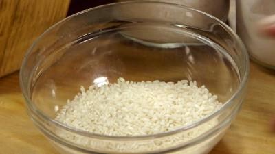7 All'incirca un minuto prima del termine di cottura del riso, prendete i