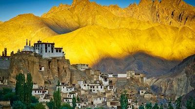 4 giorno: Leh Escursione a Lamayuru e Alchi Costeggiando il fiume Indo verso ovest si raggiunge il monastero di Lamayuru (3900 metri) situato in un paesaggio lunare desertico nell alta Valle dell