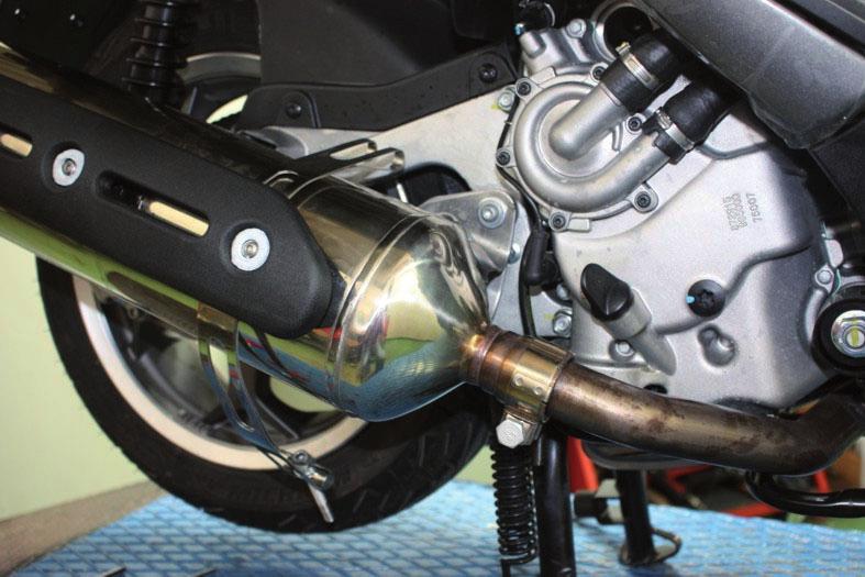 link-pipe to the silencer, secure the spring and fit the hose clip Inserire all