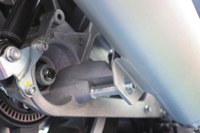secure the silencer lower mount to the swingarm plate Serrare definitivamente l