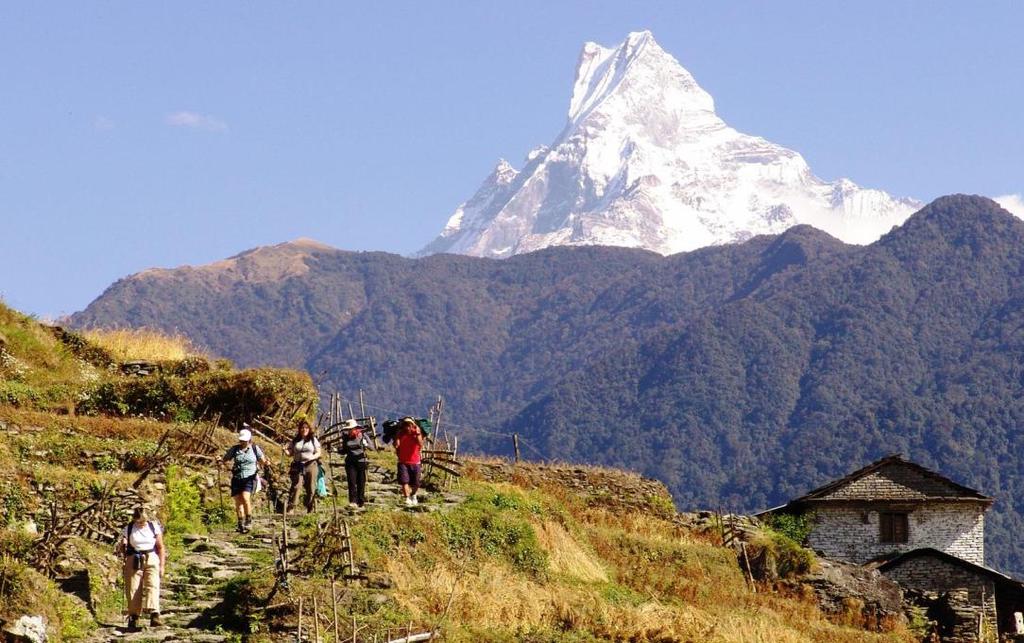 4º giorno / Trekking: Birethanti Ghandruk (trekking 5-6 ore dislivello 900 m, all arrivo 2100m) Dopo la colazione si lascia il lodge e si cammina lungo la valle del fiume Modi, prima di iniziare la