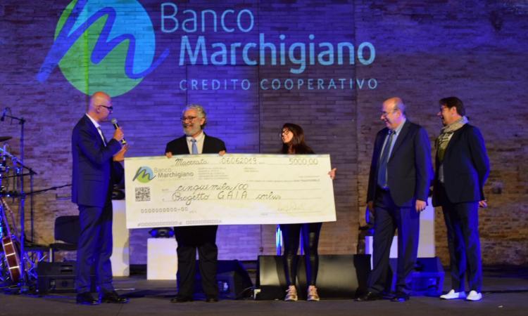 EVENTI MACERATA Roberto Vecchioni incanta lo Sferisterio: il Banco Marchigiano dona cinque mila euro all'associazione G.A.I.A. Onlus (FOTOGALLERY) di ALESSANDRA BASTARÈ 07/06/2019 Una serata esclusiva quella che è andata in scena questa sera allo Sferisterio di Macerata.