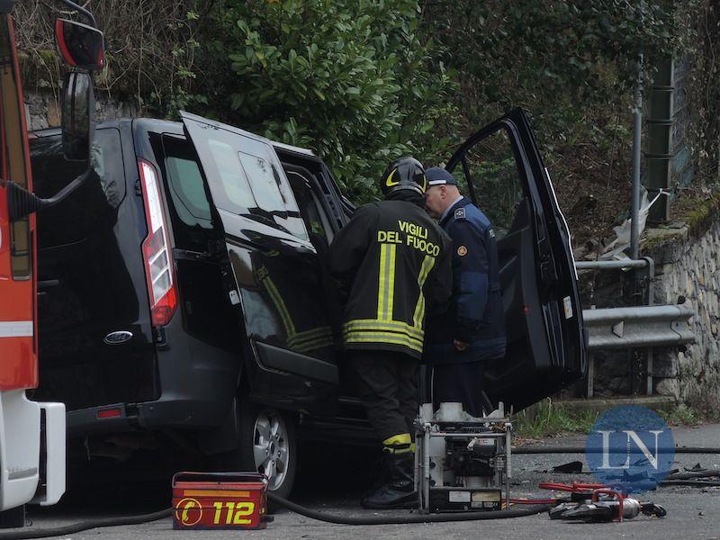 Gravissimo incidente sulla Lecco-Bellagio: un morto 3 Il furgoncino sul quale viaggiava Elvezio Fumagalli Morto sul colpo L urto è stato violentissimo.