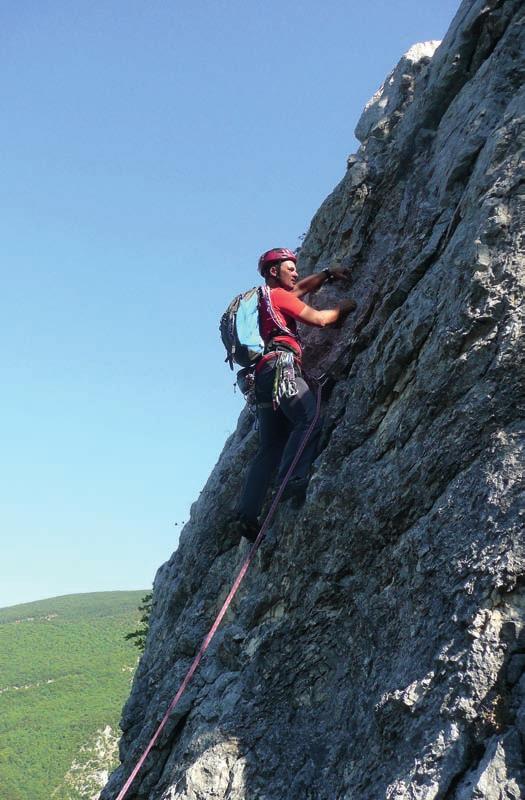 Dopo 14 km circa, oltrepassata la Balza della Penna del Monte di Montiego si raggiunge poco prima di un ponte sulla destra, un ampia piazzola di sosta dove conviene parcheggiare.