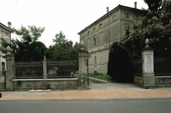 Muro di recinzione della Casa Casnici Pegognaga (MN) Link risorsa: http://www.lombardiabeniculturali.