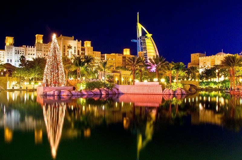 Abu Dhabi I Emirati Arabi Uniti Vivi un Natale o un Capodanno indimenticabile tra colorati alberi di Natale, mercatini in festa, incredibili fuochi d artificio e danze d acqua