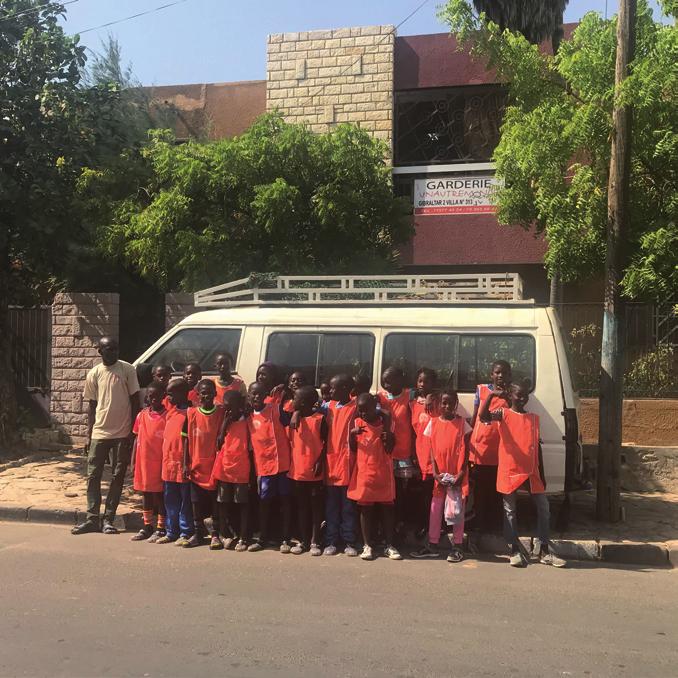 IL CONTESTO In Senegal la scuola dell obbligo prevede 6 anni di elementari e 4 di medie preceduti da 3 anni di educazione prescolare.